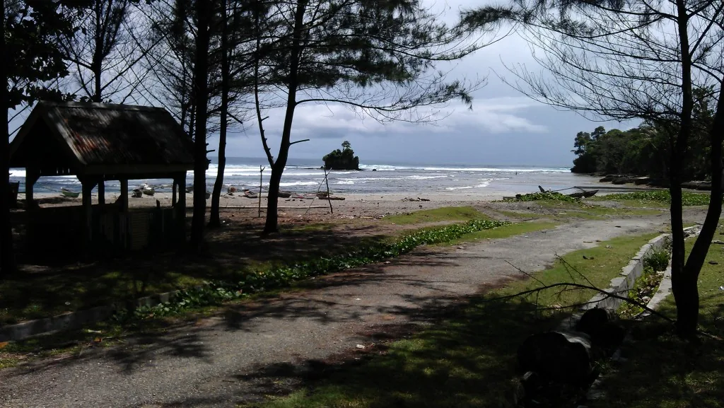 Wisata Bengkulu, Pantai Wayhawang dengan pulau karang di tengah laut