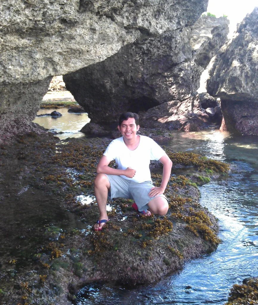 Wisata Bengkulu. di karang pinggir pantai wayhawang